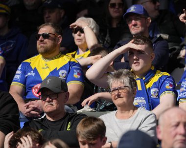 Warrington Wolves taraftarları, 20 Nisan 202 'de Halliwell Jones Stadyumu' nda oynanan Warrington Wolves - Leigh Leopards maçında çok güneşli bir günde gözlerini koruyor.