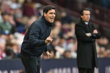 Bournemouth Andoni Iraola teknik direktörü takımına Premier Lig maçında Villa Park, Birmingham, İngiltere 'de Aston Villa Bournemouth maçında talimat verir.