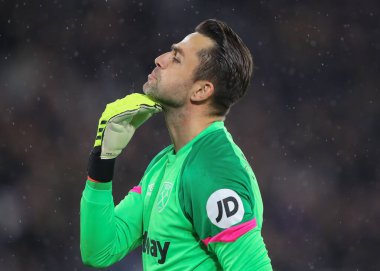 West Ham United 'dan UEFA Avrupa Ligi çeyrek final karşılaşmasında taraftarlara tam zamanlı olarak işaret veren ukasz Fabiaski, 18 Nisan 2024' te Londra 'daki Londra Stadyumu' nda oynanan West Ham United-Bayer 04 Leverkusen maçında