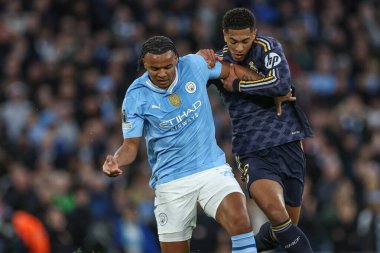 Manchester City 'den Manuel Akanji, 17 Nisan 202 tarihinde Etihad Stadyumu' nda oynanan UEFA Şampiyonlar Ligi çeyrek final maçında Real Madrid maçında Real Madrid 'den Jude Bellingham' ı durdurdu.