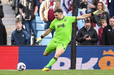 Aston Villa takımından Emiliano Martnez, 21 Nisan 2024 'te İngiltere' nin Birmingham kentinde oynanan Premier Lig karşılaşmasında Aston Villa-Bournemouth maçında gol attı.