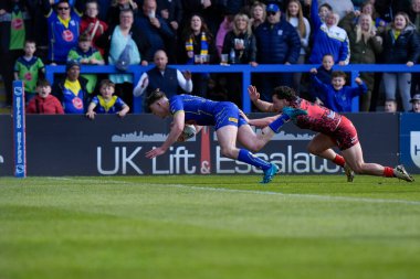 Warrington Wolves 'tan Matty Nicholson 20 Nisan 202' de Halliwell Jones Stadyumu, Warrington 'da oynanan Warrington Wolves - Leigh Leopards maçında gol atmak için çizgiyi geçti.