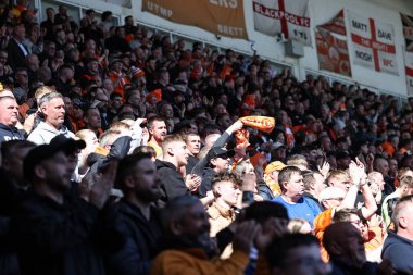 Blackpool taraftarları Blackpool 'dan Sonny Carey' in 20 Nisan 202 'de Bloomfield Road, Blackpool, İngiltere' de oynanan Blackpool-Barnsley maçında 1-0 'lık skorla maçı kazanmasını kutluyorlar.