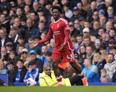 Nottingham Ormanı 'ndan Ola Aina, Premier Lig maçı sırasında Goodison Park, Liverpool' da Everton Nottingham Ormanı 'na karşı takım arkadaşlarına jest yapıyor.
