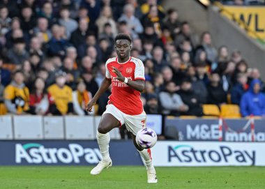 Arsenal 'den Bukayo Saka, Premier Lig maçı sırasında Wolverhampton Wanderers Arsenal' e karşı Molineux, Wolverhampton, Birleşik Krallık 'ta 20 Nisan 202' de topu kovalıyor.