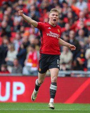 Manchester United 'dan Rasmus Hjlund, 21 Nisan 2024 tarihinde Wembley Stadyumu' nda Coventry City ile Manchester United arasında oynanan Emirlikler Kupası yarı final maçında tepki gösterdi.
