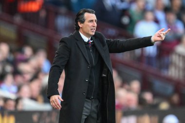 Bournemouth Andoni Iraola teknik direktörü takımına Premier Lig maçında Villa Park, Birmingham, İngiltere 'de Aston Villa Bournemouth maçında talimat verir.