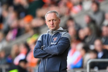 Neil Critchley, Blackpool 'un teknik direktörü. 20 Nisan 202' de Bloomfield Road, Blackpool 'da Blackpool-Barnsley maçında.