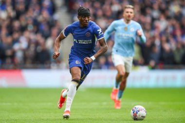 Chelsea 'den Noni Madueke, 20 Nisan 202' de Wembley Stadyumu 'nda Manchester City ile Chelsea arasında oynanan Emirlikler Kupası yarı final maçında topu ileri taşıyor.