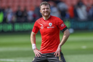 Barnsley 'den Nicky Cadden 20 Nisan 202' de Bloomfield Road, Blackpool 'da oynanan Sky Bet 1 maçında ısınma turunda