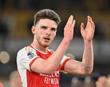 Arsenal 'den Declan Rice 20 Nisan 202' de Molineux, Wolverhampton 'da oynanan Premier League maçında taraftarlarını alkışladı.