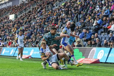 Leeds Gergedan takımından Lachlan Miller 19 Nisan 202 'de Leeds, Leeds Stadyumu' nda oynanan 8. Betfred Süper Lig karşılaşmasında topu yakaladı ve gol çizgisini savundu.