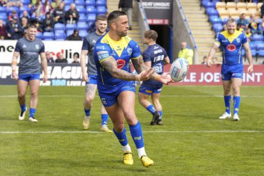Warrington Wolves 'tan Paul Vaughan, 20 Nisan 202' de Warrington, İngiltere 'deki Halliwell Jones Stadyumu' nda oynanan Warrington Wolves - Leigh Leopards maçından önce ısınıyor.