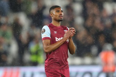 West Ham United takımından Ben Johnson, UEFA Avrupa Ligi çeyrek final maçında taraftarlarını tam zamanlı alkışlıyor. West Ham United, Bayer 04 Leverkusen 'e karşı Londra Stadyumu, Londra, İngiltere, 18 Nisan 202