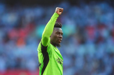 Manchester United takımından Andr Onana, 21 Nisan 2024 'te Wembley Stadyumu' nda oynanan Emirates FA Cup yarı final maçında tam zamanlı sonucu kutluyor.