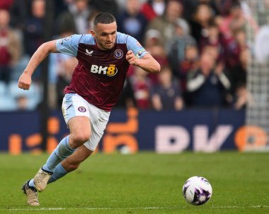 Aston Villa takımından John McGinn, Premier League maçında Villa Park, Birmingham, Birleşik Krallık 'ta Aston Villa-Bournemouth maçında topa vuruyor.