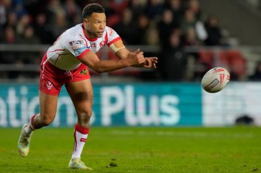 St. Helens takımından Moses Mbye, 19 Nisan 202 'de St Helens vs Hull FC' de oynanan Betfred Süper Lig 8. Maçı 'nda pas veriyor.