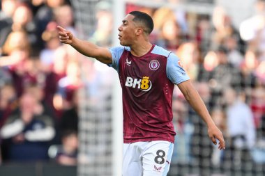 Aston Villa 'dan Youri Tielemans, Premier Lig maçında takımına talimat verir. Aston Villa, Bournemouth' a karşı Villa Park, Birmingham, İngiltere, 21 Nisan 202