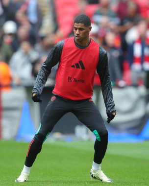 Manchester United takımından Marcus Rashford, Birleşik Krallık 'ın Wembley Stadyumu' nda oynanan ve 21 Nisan 202 tarihinde oynanan Emirates FA Cup yarı final maçında ısınmaya başladı.