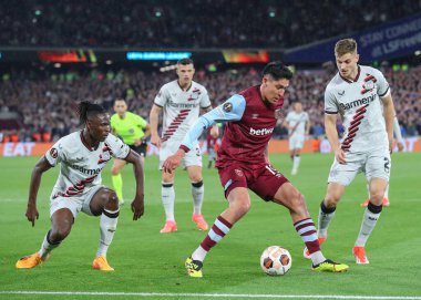 West Ham United takımından Edson Ivarez, 18 Nisan 2024 'te Londra Stadyumu' nda oynanan Batı Ham United - Bayer 04 Leverkusen maçında topu tutuyor.