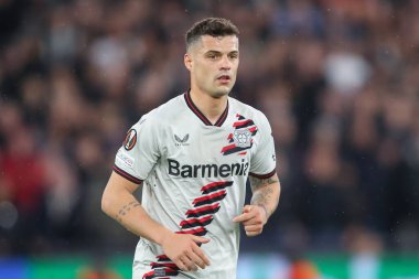 Bayer Leverkusen 'den Granit Xhaka, UEFA Avrupa Ligi çeyrek final maçında West Ham United, Bayer 04 Leverkusen' e karşı Londra Stadyumu, Londra, İngiltere, 18 Nisan 202