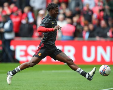 Manchester United takımından Kobbie Mainoo, Birleşik Krallık 'ın Wembley Stadyumu' nda oynanan ve 21 Nisan 202 tarihinde oynanan Emirates FA Cup yarı final maçında ısınmaya başladı.