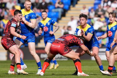 Warrington Wolves takımından Jordy Crowther, 20 Nisan 202 'de Warrington, İngiltere' deki Halliwell Jones Stadyumu 'nda oynanan 8. Betfred Süper Lig karşılaşmasında Leoparlardan Tom Amone' a koşuyor.