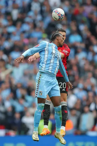 Coventry City 'den Hacı Wright ve Manchester United takımından Diogo Dalot, 21 Nisan 202' de Wembley Stadyumu 'nda oynanan ve Coventry City' nin Manchester United 'a karşı oynadığı yarıfinal karşılaşmasında top için mücadele etti.