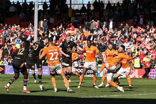 Barnsley 'den Adam Phillips, 20 Nisan 202' de Bloomfield Road, Blackpool 'da oynanan Blackpool-Barnsley maçında 3-2 berabere kaldı.