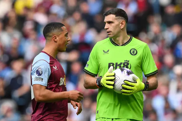Aston Villa 'dan Youri Tielemans, Aston Villa' dan Emiliano Martnez 'e Premier Lig maçı sırasında Villa Park, Birmingham, Birleşik Krallık, 21 Nisan 2024' te Aston Villa 'ya karşı Bournemouth maçında talimat verdi.