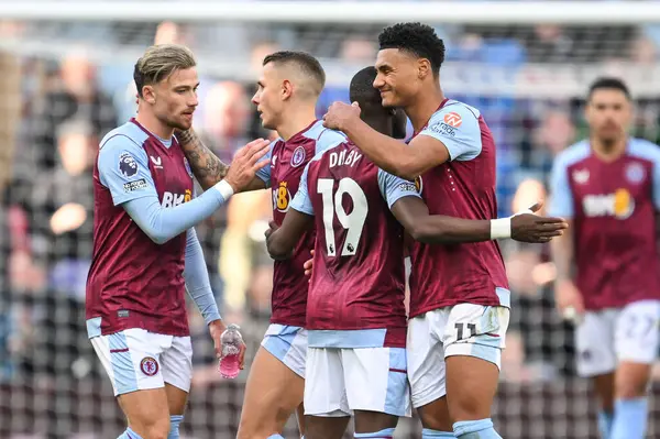 Aston Villa takımından Ollie Watkins ve Moussa Diaby, 21 Nisan 202 'de Birmingham, Birmingham' da oynanan Premier Lig karşılaşmasında Premier Lig maçının bitişini kutladılar.