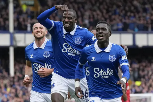 Everton 'dan Abdoulaye Doucour, 21 Nisan 2024' te Goodison Park, Liverpool, İngiltere 'de oynanan Premier League maçı sırasında Everton - Nottingham Forest maçında Everton - 1-0 öne geçtikten sonra Everton' dan golcü Idrissa Gueye ile kutluyor.