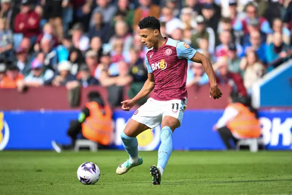 Aston Villa takımından Ollie Watkins Premier Lig maçında Villa Park, Birmingham, İngiltere 'de Aston Villa-Bournemouth maçında topa vuruyor.