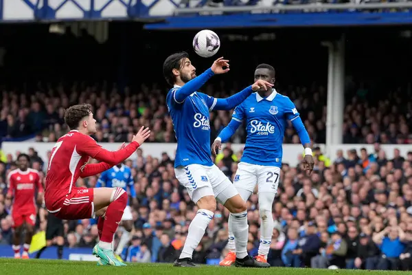 Everton 'dan Andres Gomes, Premier Lig maçı sırasında topu kontrol ediyor. Goodison Park, Liverpool, İngiltere' de Everton - Nottingham Forest maçı, 21 Nisan 202