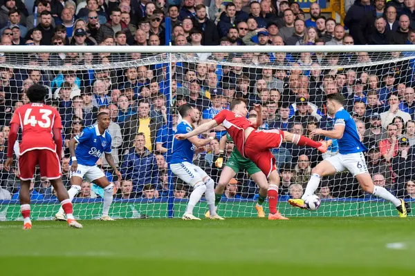 Everton 'dan James Tarkowski, İngiltere' nin Liverpool kenti Goodison Park 'ta oynanan Premier League maçı sırasında Nottingham Ormanı' ndan Chris Wood 'un attığı şutu blokladı.