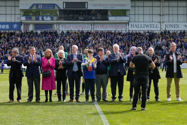 Bu hafta ölen eski milletvekili Doug Hoyle 'un arkadaşları ve ailesi, 20 Nisan 202' de Warrington, Warrington 'daki Halliwell Jones Stadyumu' nda oynanan Betfred Süper Lig 8. Raundundan dakikalar önce alkışlasın.