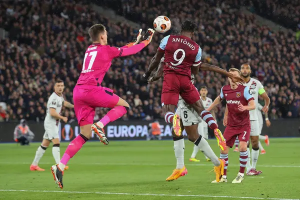 West Ham United takımından Michail Antonio, UEFA Avrupa Ligi çeyrek final maçında 1-0 West Ham United 'a karşı Bayer 04 Leverkusen' in 18 Nisan 202 'de Londra' daki Londra Stadyumu 'nda oynadığı karşılaşmada topu 1-0 önde götürüyor.