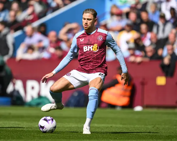 Aston Villa takımından Matty Cash, 21 Nisan 202 'de Birmingham, Villa Park' ta oynanan Premier League karşılaşmasında Aston Villa, Bournemouth 'a karşı.