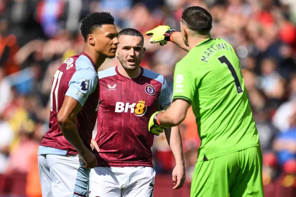 Aston Villa 'dan Emiliano Martnez, Premier Lig karşılaşmasında Aston Villa, Bournemouth' a karşı Villa Park, Birmingham, Birleşik Krallık, 21 Nisan 2024 'de oynanan Premier Lig karşılaşmasında Aston Villa' dan John McGinn 'e talimat verdi.