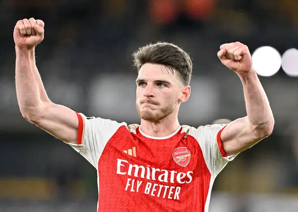 Arsenal 'den Declan Rice, 20 Nisan 202' de Molineux, Wolverhampton 'da oynanan Premier League maçında Wolverhampton Wanderers - Arsenal maçının tam zamanlı sonucunu kutluyor.