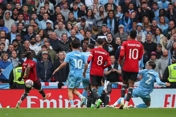 Manchester United takımından Aaron Wan-Bissaka, 21 Nisan 202 'de Wembley Stadyumu' nda oynanan Emirlikler Kupası yarı final maçında topa vuruyor.