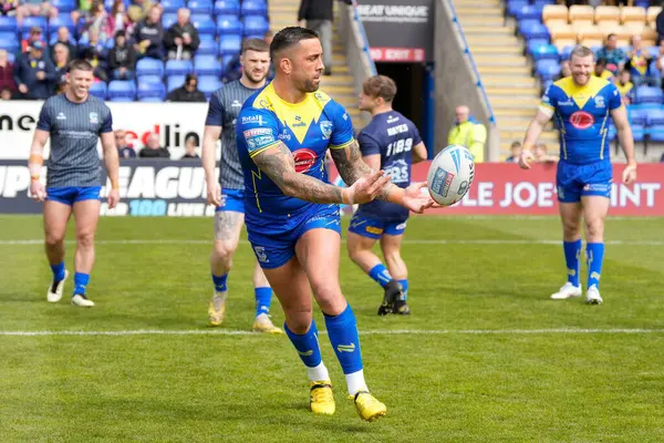 Warrington Wolves 'tan Paul Vaughan, 20 Nisan 202' de Warrington, İngiltere 'deki Halliwell Jones Stadyumu' nda oynanan Warrington Wolves - Leigh Leopards maçından önce ısınıyor.
