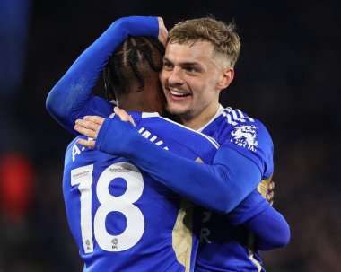 Leicester City 'den Abdul Fatawu, Leicester City' nin Kiernan Dewsbury-Hall ile 21 Nisan 202 'de King Power Stadyumu, Leicester, İngiltere' de Leicester City 'ye karşı oynanan Gökyüzü İddia Şampiyonası maçında 1-0 kazanma hedefini kutluyor.