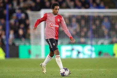 Southampton 'dan Kyle Walker-Peters 21 Nisan 202' de King Power Stadyumu 'nda Leicester City ile Southampton arasındaki Sky Bet Şampiyonası maçında topla birlikte.