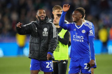 Leicester City 'den Ricardo Pereira ve Leicester City' den Patson Daka, 21 Nisan 202 'de King Power Stadyumu' nda Leicester City ile Southampton arasındaki Sky Bet Şampiyonası maçında 5-0 'lık galibiyetlerini kutluyorlar.