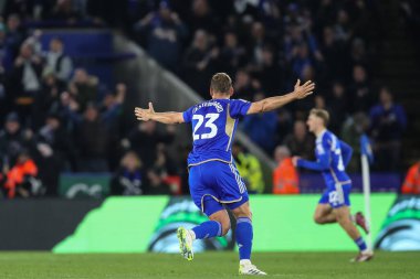 Leicester City 'den Jannik Vestergaard Leicester City' den Abdul Fatawu 'yu, 23 Nisan 2024' te King Power Stadyumu 'nda Leicester City ile Southampton arasındaki Gökyüzü İddia Şampiyonası maçında 3-0 kazanmayı hedefleyerek kutluyor.