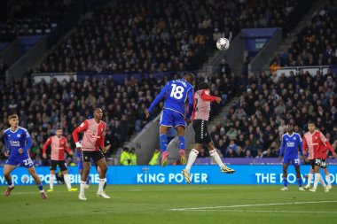 Leicester City 'den Abdul Fatawu, Southampton' dan Kyle Walker-Peters 'ın 23 Nisan 202' de King Power Stadyumu 'nda Leicester City ile Southampton arasında oynanan Sky Bet Şampiyonası müsabakasında karşı karşıya geldiği maçta kaleye ilerliyor.