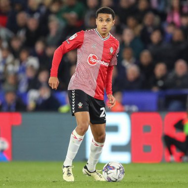 Southampton 'dan Shea Charles, 21 Nisan 202 tarihinde Leicester City, King Power Stadyumu' nda Southampton 'a karşı oynanan Gökyüzü İddia Şampiyonası maçında topla birlikte.