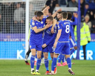 Leicester City 'den Conor Coady ve Leicester City' den Jamie Vardy, 21 Nisan 202 'de King Power Stadyumu, Leicester' da Leicester City ile Southampton arasındaki Sky Bet Şampiyonası maçında 5-0 'lık galibiyetlerini kutluyorlar.