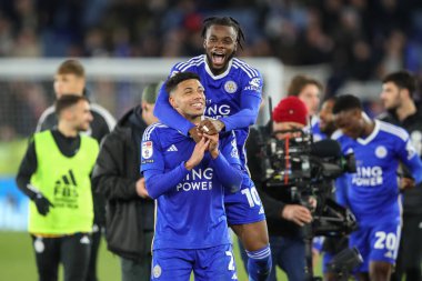 Leicester City 'den James Justin ve Leicester City' den Stephy Mavididi, 23 Nisan 202 'de King Power Stadyumu' nda Leicester City ile Southampton arasındaki Sky Bet Şampiyonası maçında 5-0 'lık galibiyetlerini kutluyorlar.